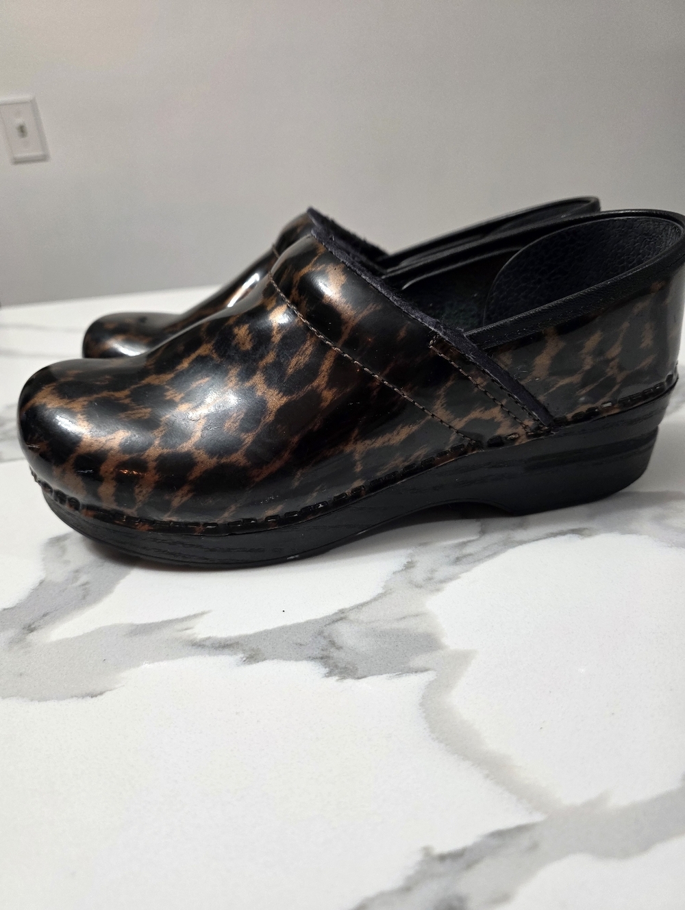 Dansko Patent Leopard Clogs Womens 39/8.5 - Picture 3 of 9